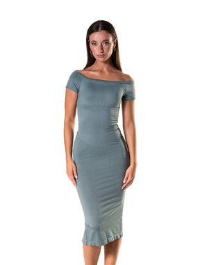 Vestido com fenda e modelador de ombros de fora